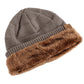 Gros plan sur la texture du tricot beige du bonnet