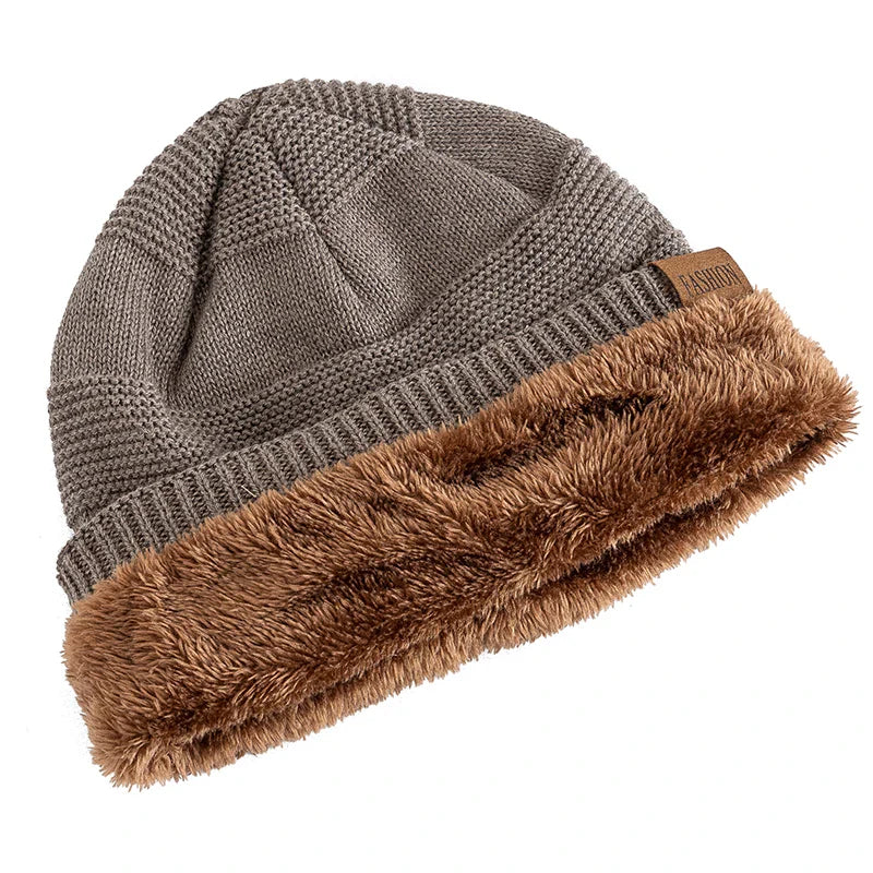 Gros plan sur la texture du tricot beige du bonnet