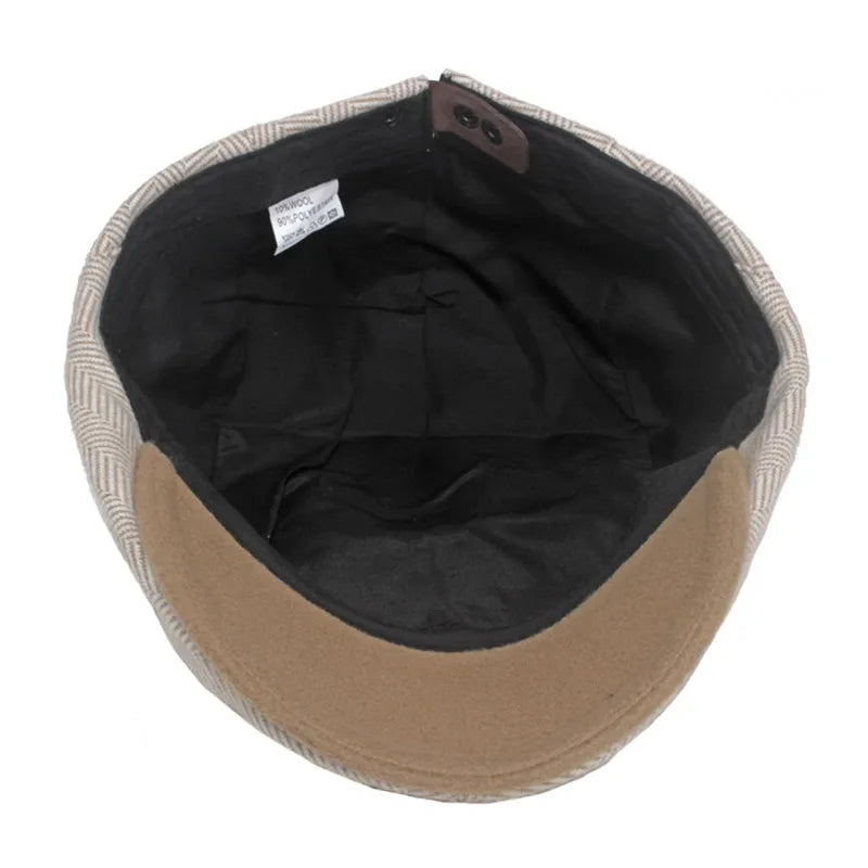 Vue latérale d'un béret à motif chevron, couleur neutre