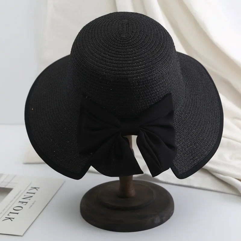 Chapeau de paille sur fond de ciel bleu clair