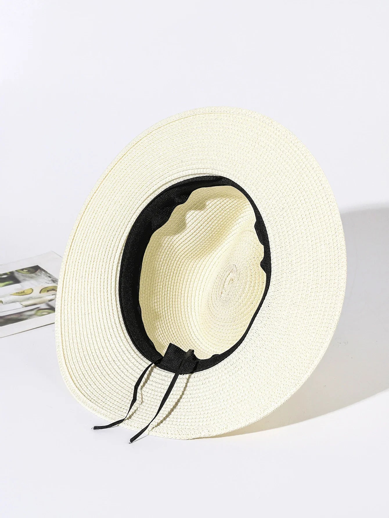 Chapeau Panama posé sur une table en bois, lumière naturelle