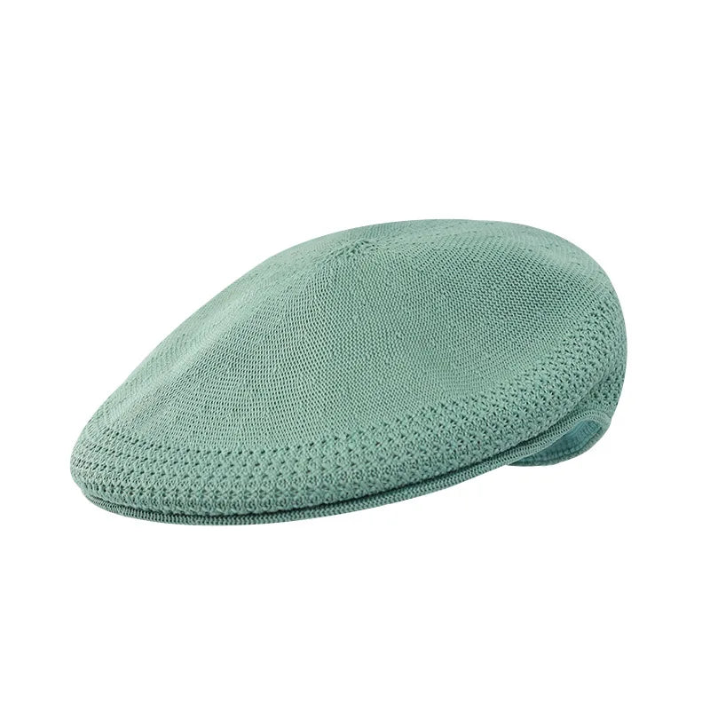 Profil d'une femme avec béret, cheveux légèrement ondulés