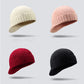 Bonnet en laine sur fond neutre, mettant en valeur la texture