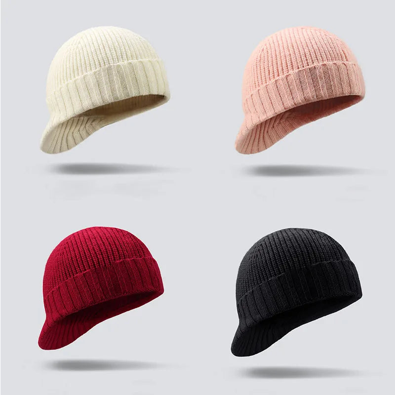 Bonnet en laine sur fond neutre, mettant en valeur la texture