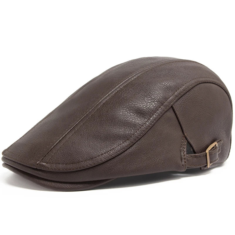 Béret en cuir avec une boucle de réglage visible