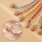 Gros plan sur les perles en silicone de l'attache sucette