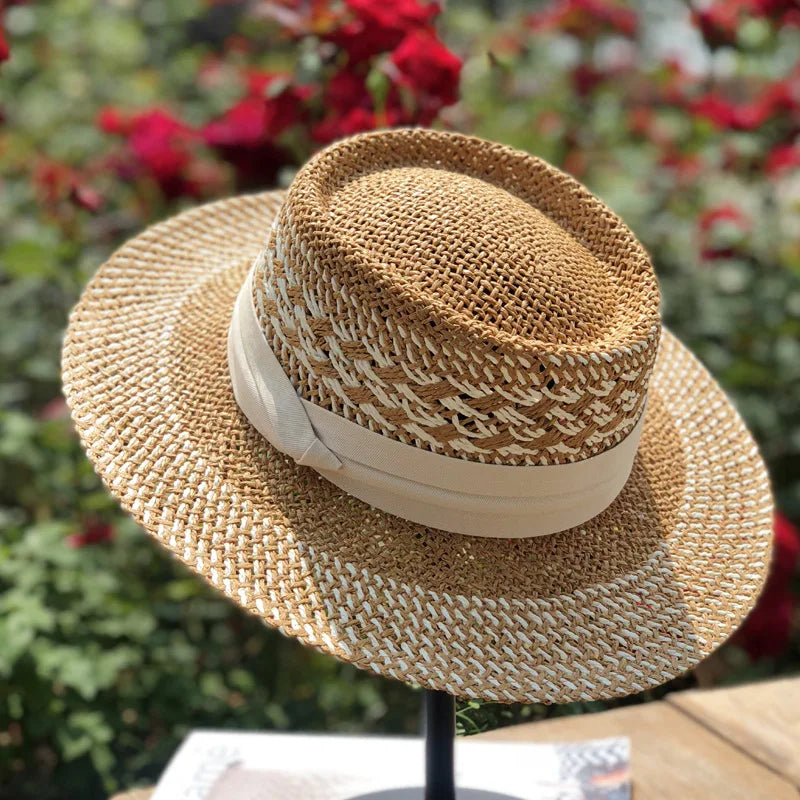 Gros plan sur la calotte haute du chapeau de paille