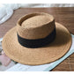 Détail du ruban contrastant sur le chapeau de paille