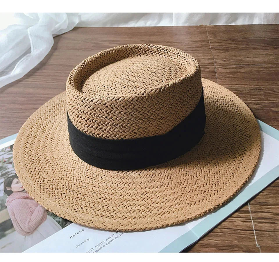 Détail du ruban contrastant sur le chapeau de paille