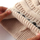 Bonnet tricoté léopard, détail de la texture douce