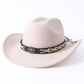 Détail de la bordure d'un chapeau cowboy marron, texture en évidence