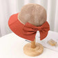 Détail du tressage fin d'un chapeau de paille léger