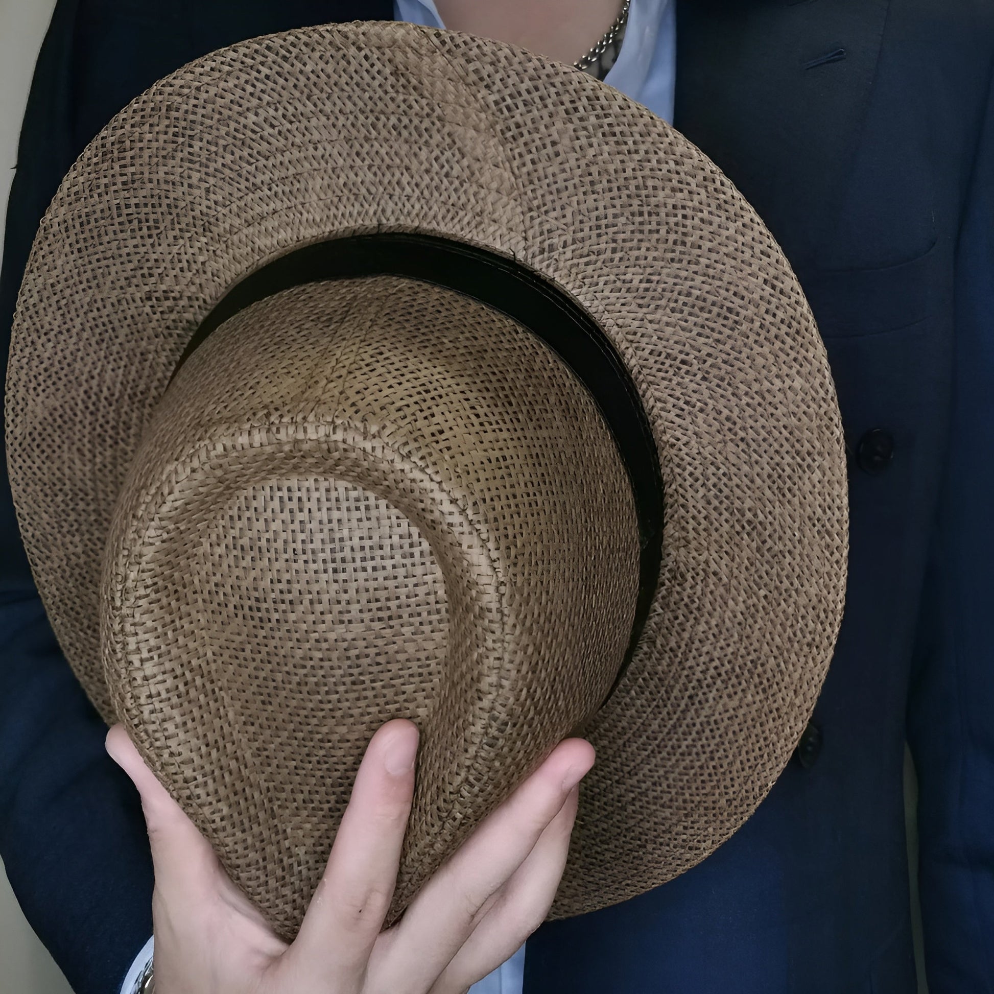 Homme portant un chapeau Panama en extérieur