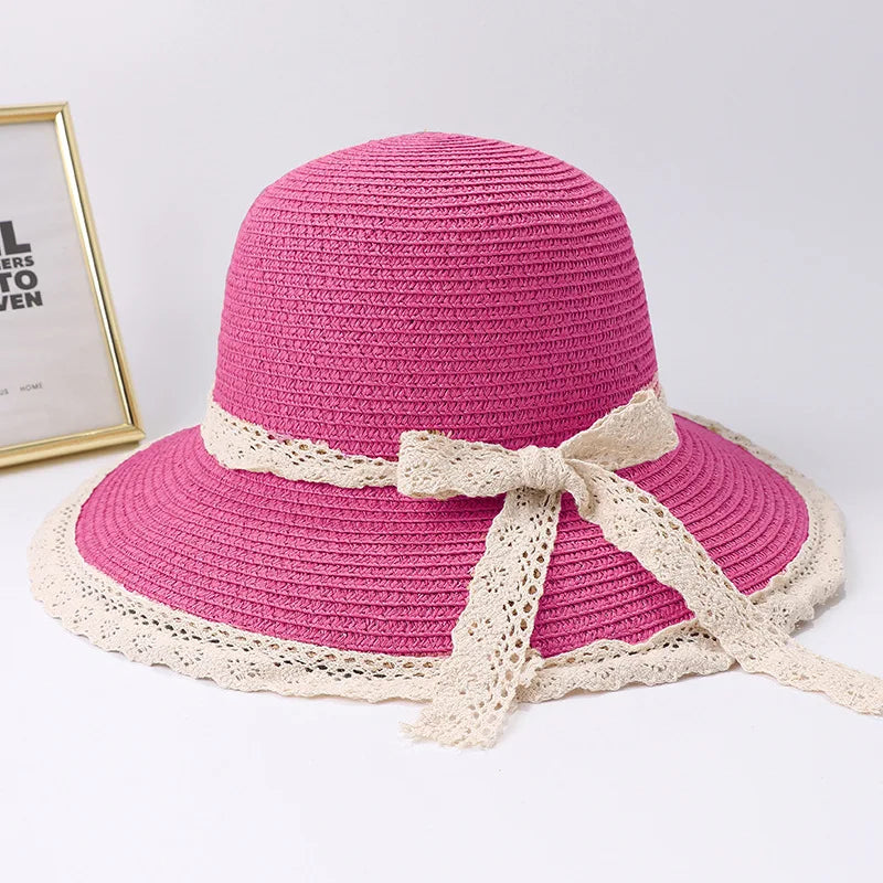 Chapeau de paille sur une chaise en osier