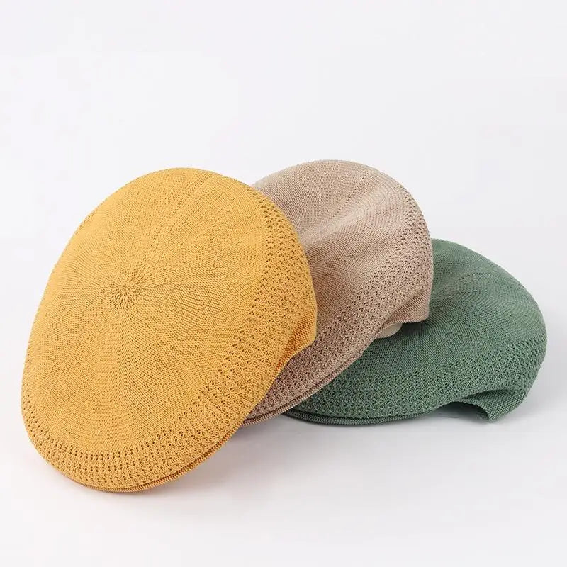 Gros plan sur la texture en maille du béret ajustable