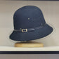 Gros plan sur le tissu texturé du chapeau cloche