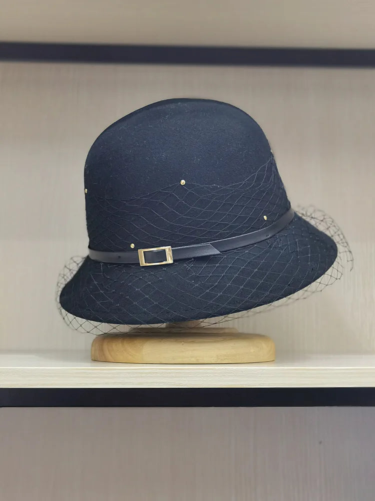 Gros plan sur le tissu texturé du chapeau cloche