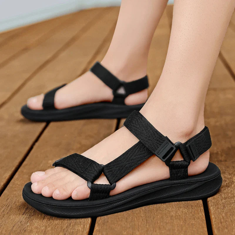 Lanières ajustables avec boucle plastique sur sandales