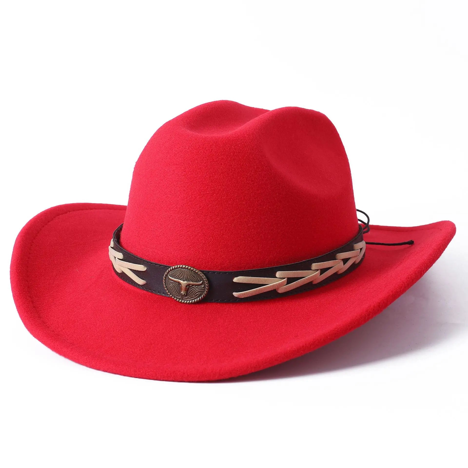 Chapeau cowboy marron avec cordon, posé sur une chaise