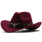 Chapeau cowboy sur fond de ciel bleu dégagé