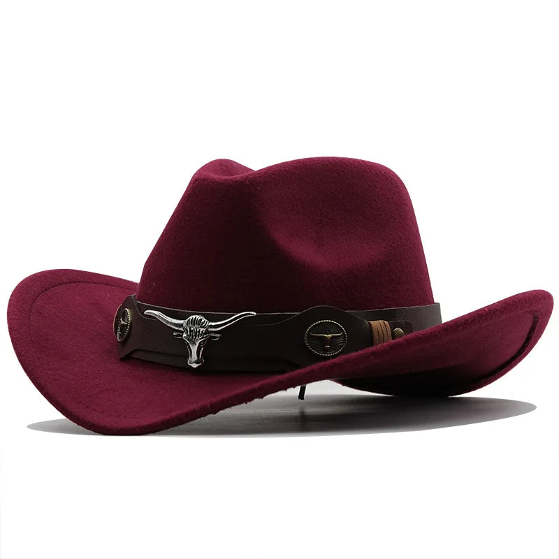 Chapeau cowboy sur fond de ciel bleu dégagé