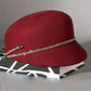 Zoom sur la couronne d'un chapeau cloche, design classique