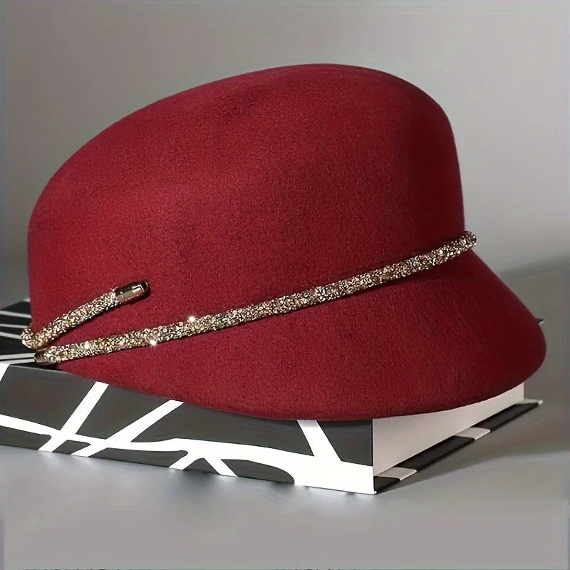 Zoom sur la couronne d'un chapeau cloche, design classique