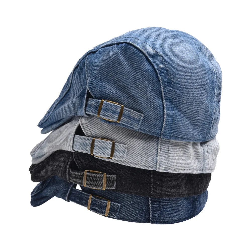 Homme portant le béret en denim avec un sourire
