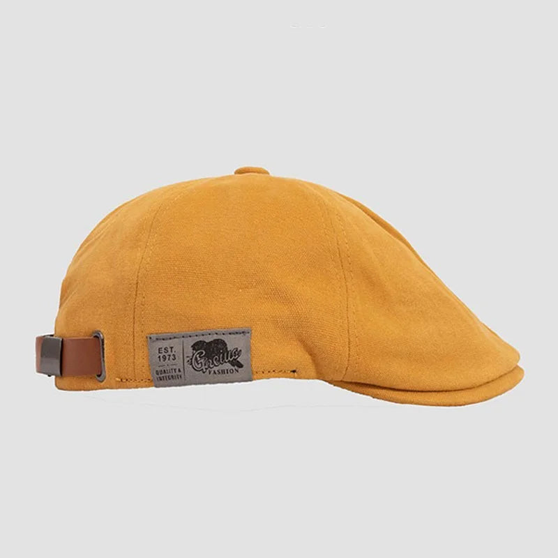 Béret en coton sur fond neutre, design classique