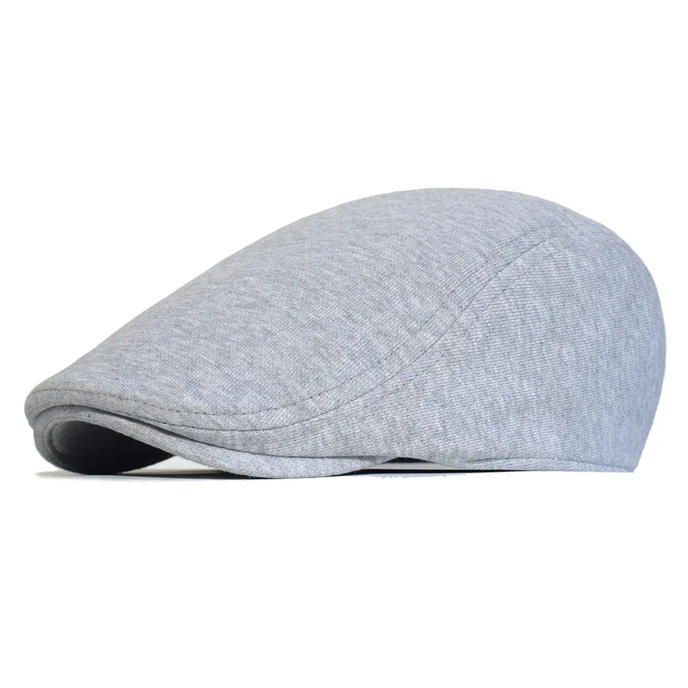Homme de profil avec béret noir, look urbain