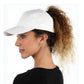 Femme portant une casquette chic avec ouverture arrière