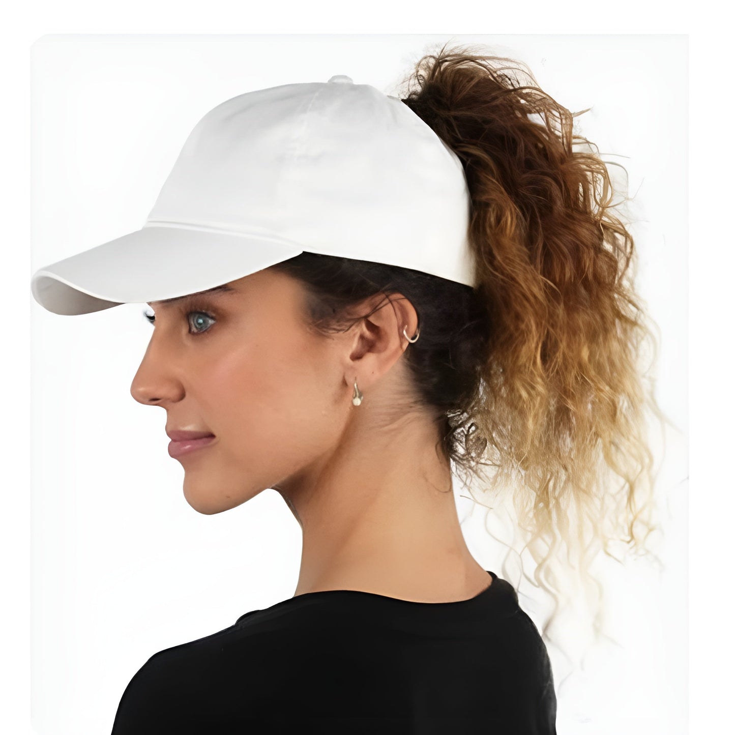 Femme portant une casquette chic avec ouverture arrière