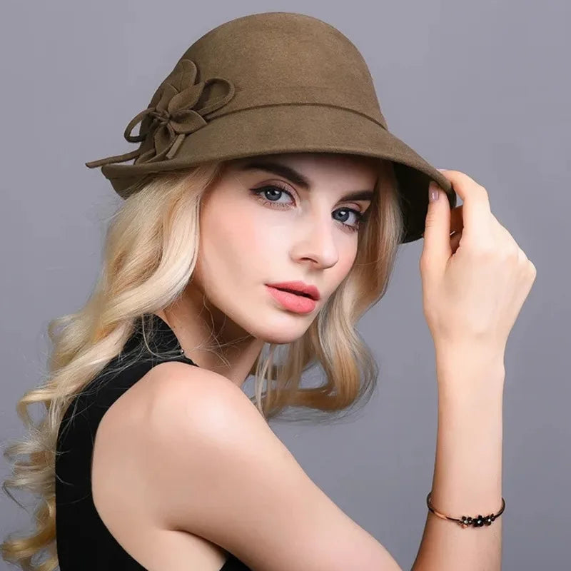 Chapeau cloche rouge vif avec bord arrondi distinctif