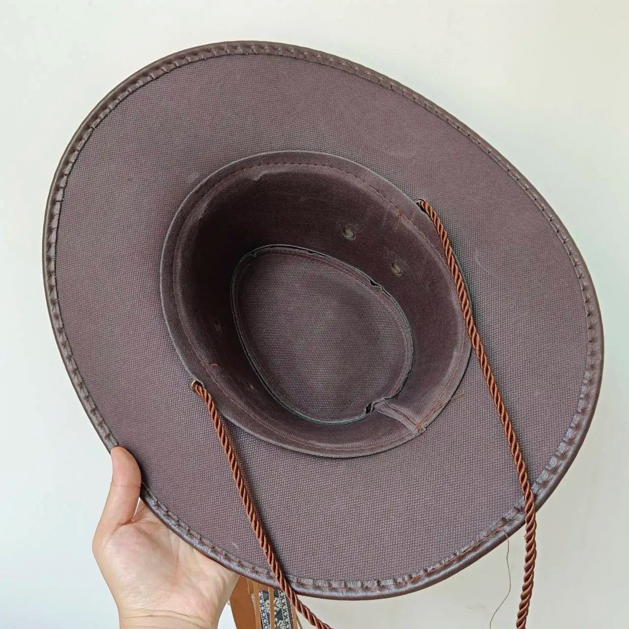 Détail du cordon tressé sur un chapeau cowboy
