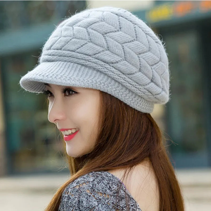 Femme souriante portant un béret, ambiance décontractée