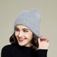 Bonnet en cachemire gris sur fond blanc, maille torsadée