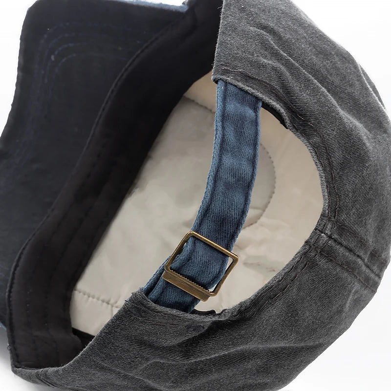 Détail de la broderie sur le côté de la casquette