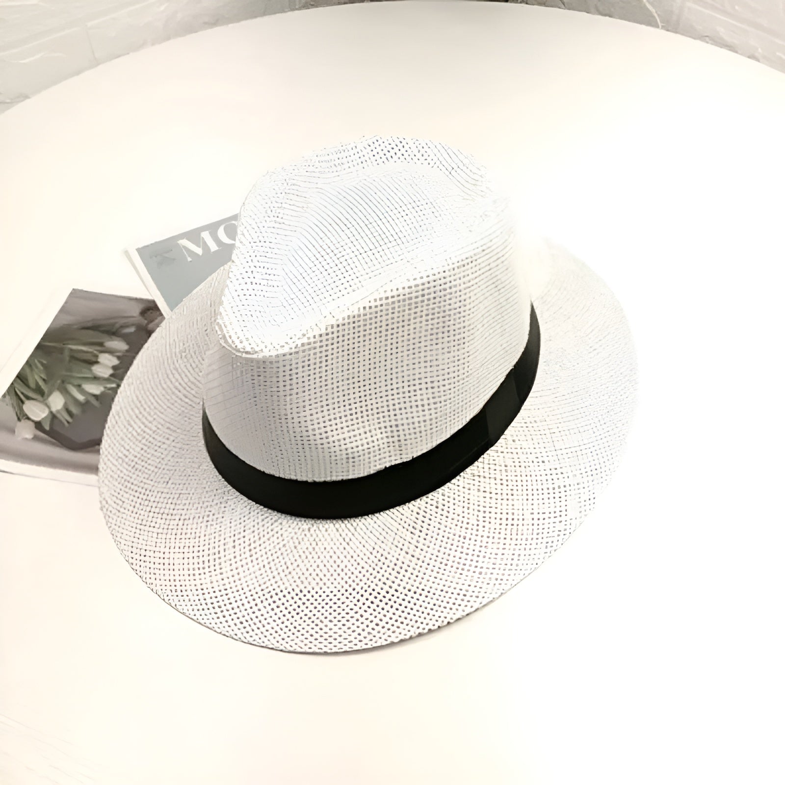 Chapeau Panama ajustable avec ruban noir sur fond blanc
