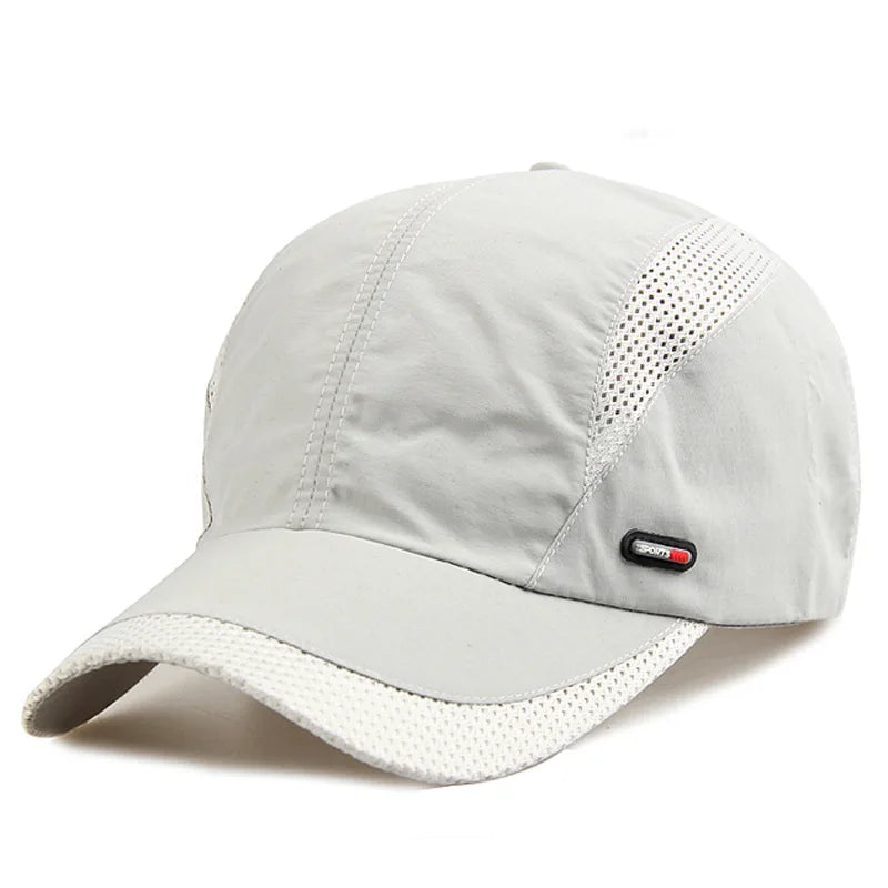 Casquette ajustable posée sur une surface en bois clair