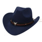 Chapeau cowboy sur fond de ciel bleu clair