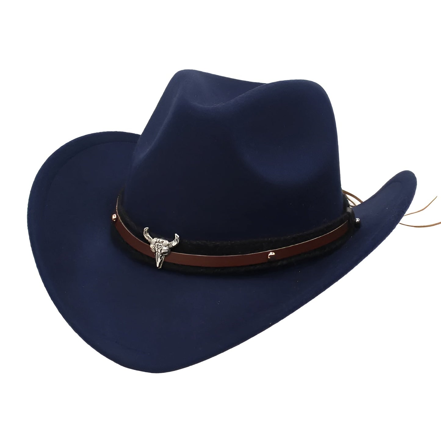 Chapeau cowboy sur fond de ciel bleu clair