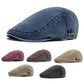Homme portant un béret en denim, vue de profil