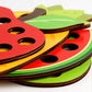 Pièces de laçage en bois représentant divers aliments colorés