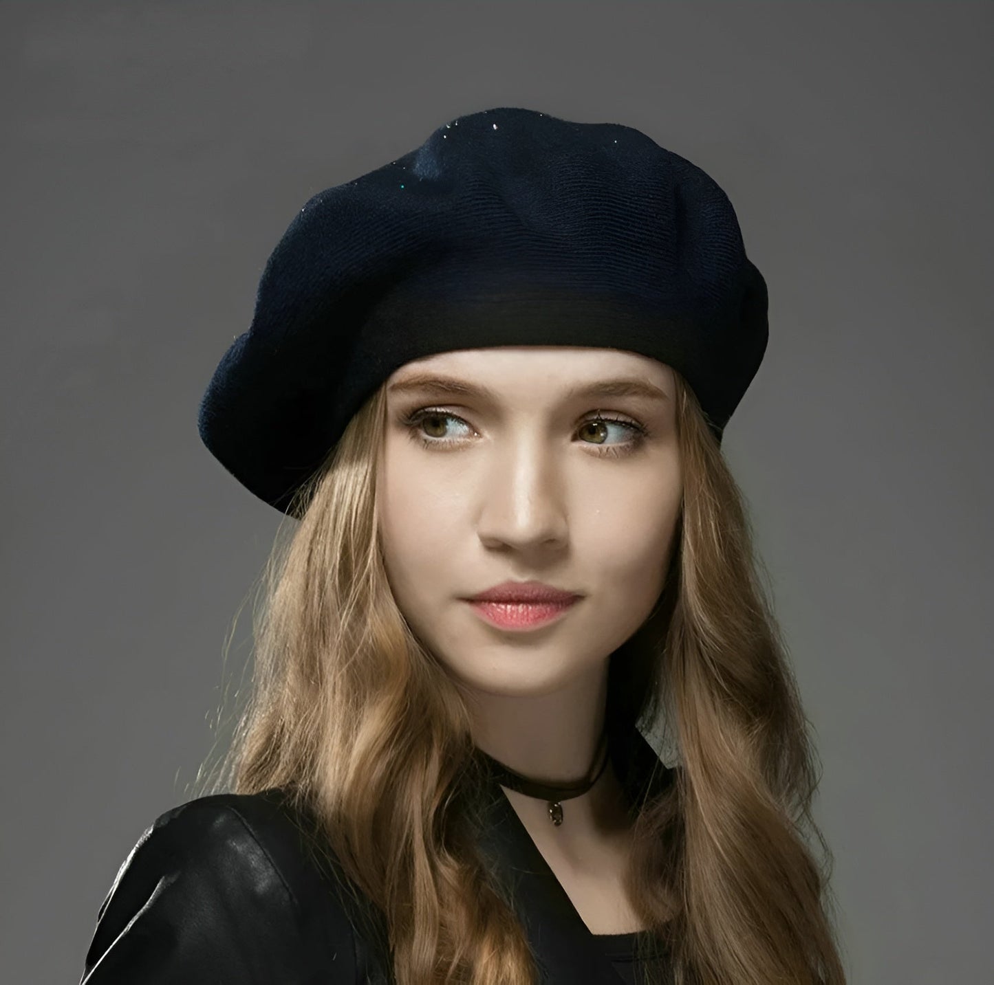 Béret plié, montrant l'intérieur doublé en coton