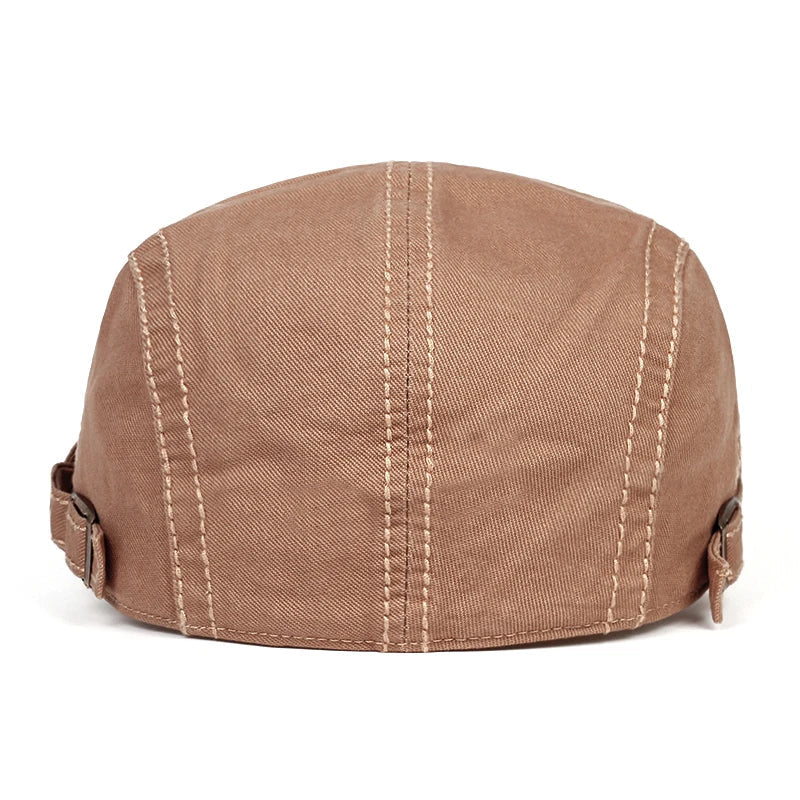Béret ajustable posé sur une table en bois