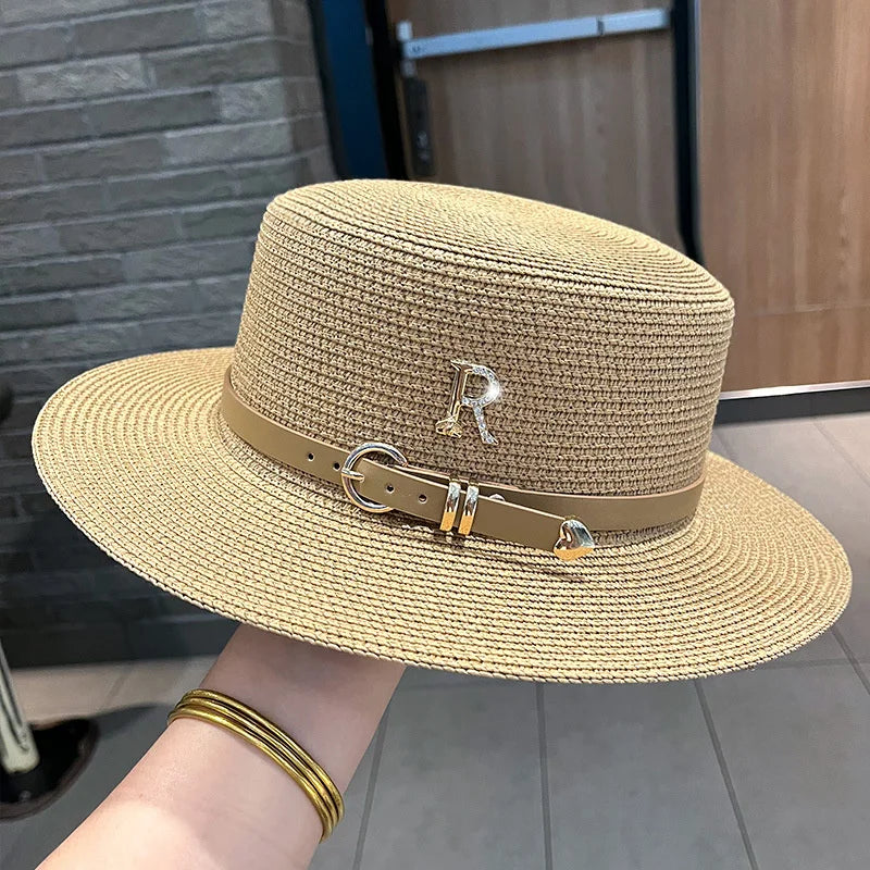 Chapeau de paille avec ombre portée sur le sol