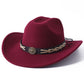 Chapeau cowboy marron sur fond de ciel bleu, angle incliné