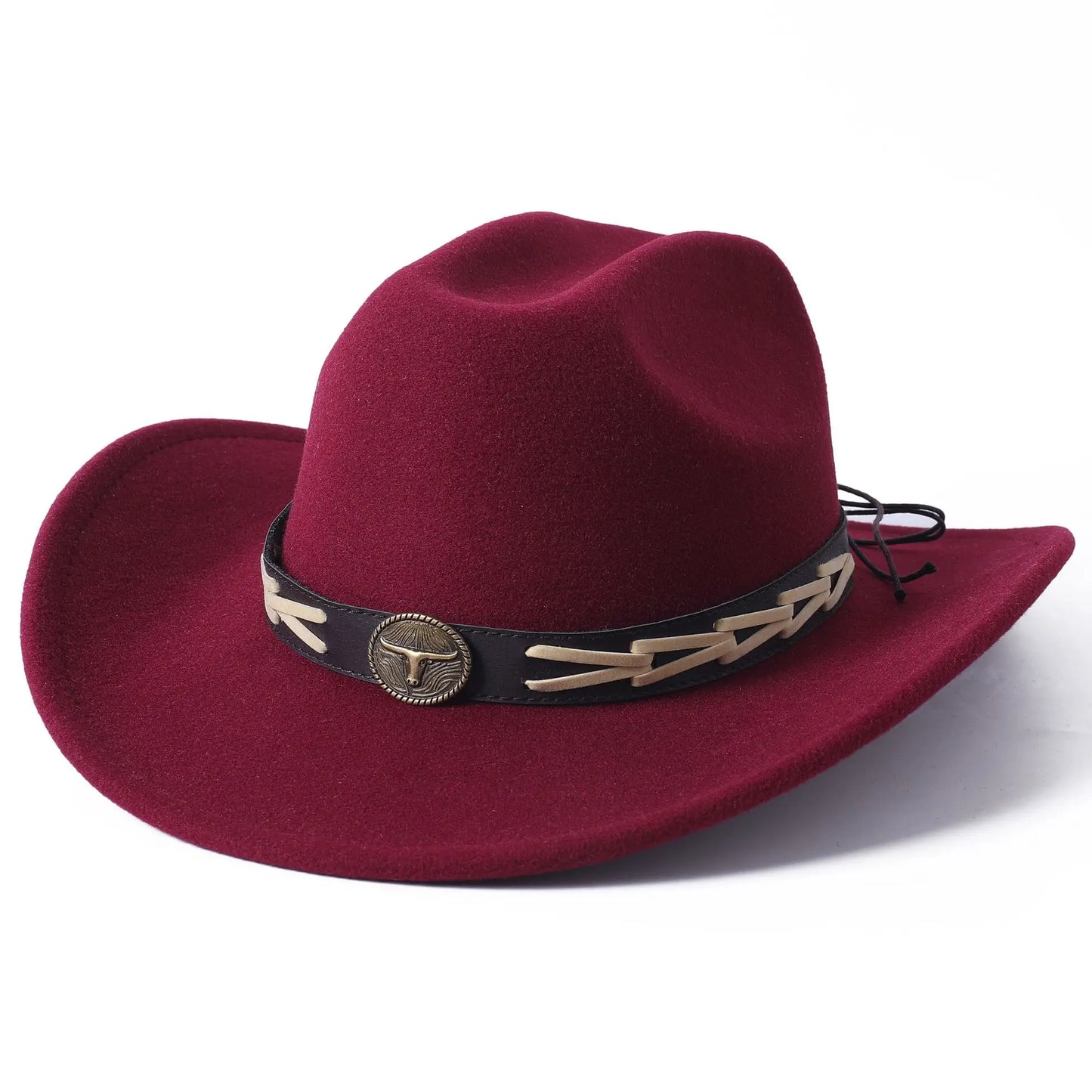 Chapeau cowboy marron sur fond de ciel bleu, angle incliné