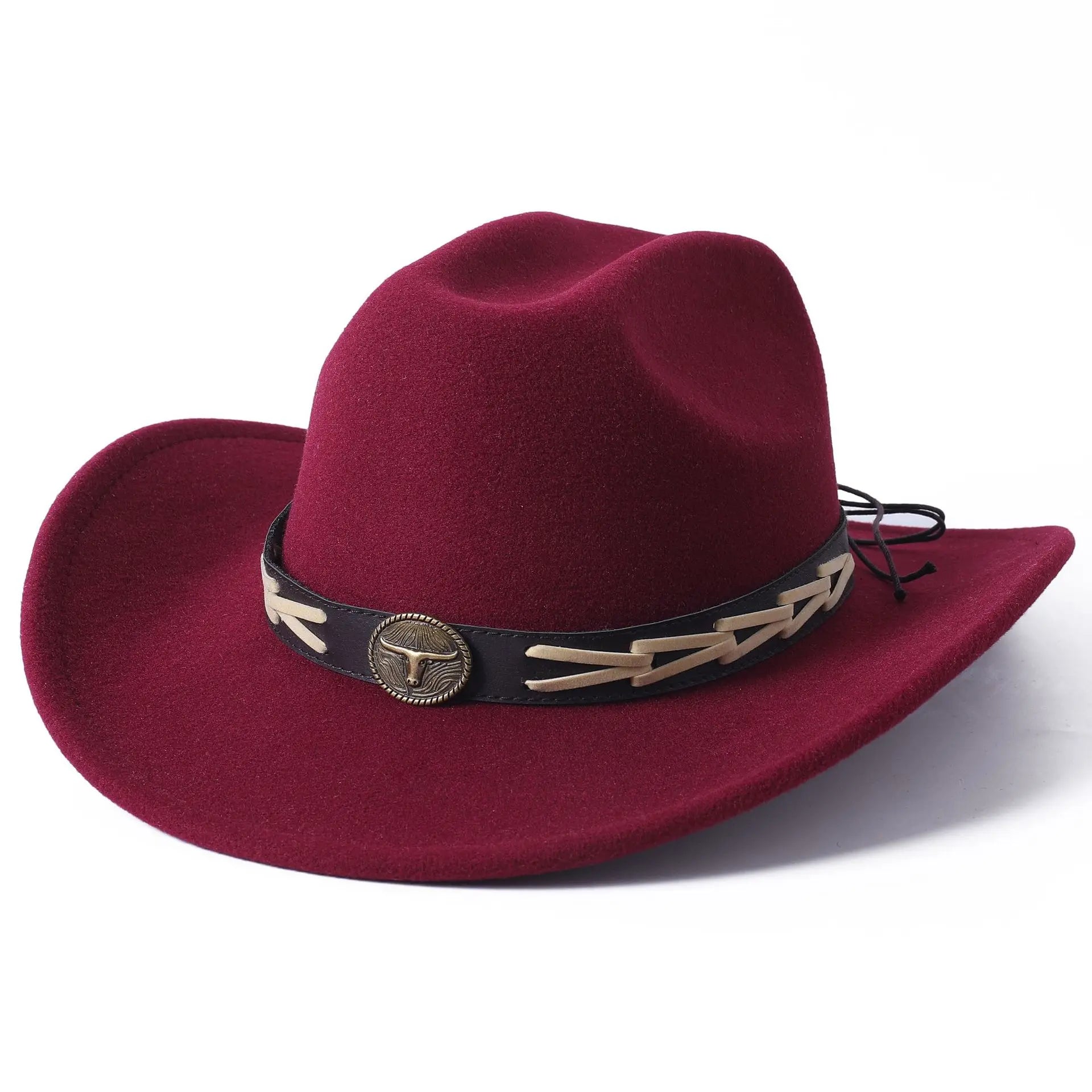 Chapeau cowboy marron sur fond de ciel bleu, angle incliné