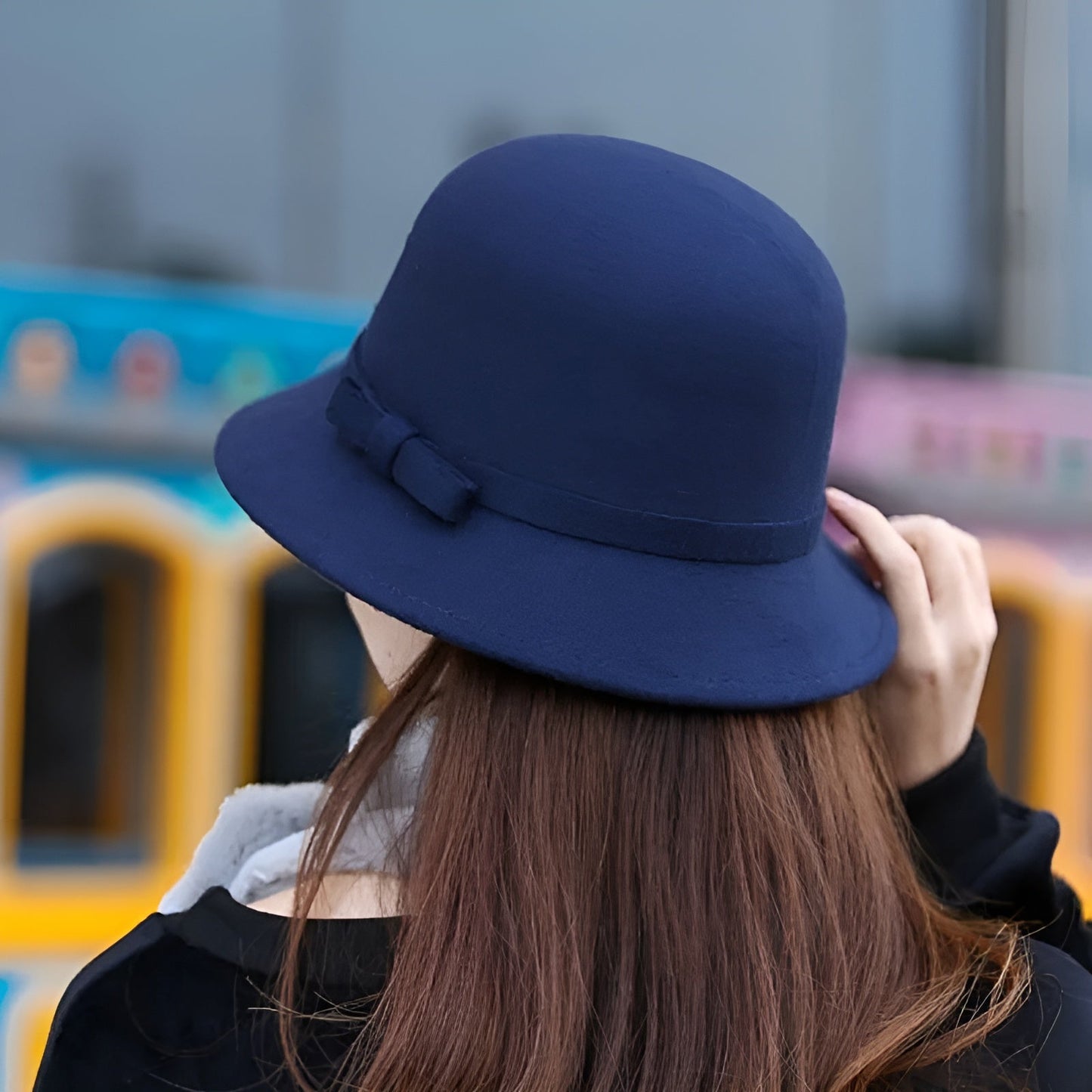Gros plan sur le tissu du chapeau cloche, texture fine